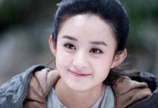 赵丽颖和家人的合照，弟媳妇一脸不开心：难道是因为姐姐太美？