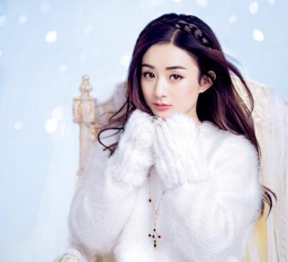 赵丽颖和家人的合照，弟媳妇一脸不开心：难道是因为姐姐太美？