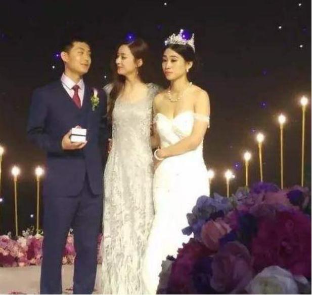 赵丽颖和家人的合照，弟媳妇一脸不开心：难道是因为姐姐太美？