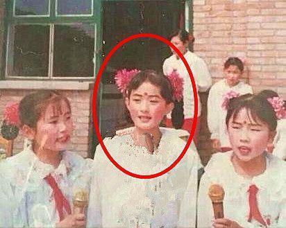 赵丽颖和家人的合照，弟媳妇一脸不开心：难道是因为姐姐太美？