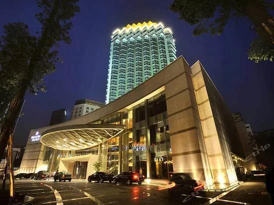 联联探店丨拥有32年辉煌的岷山饭店，如何在激烈角逐中屹立不倒？