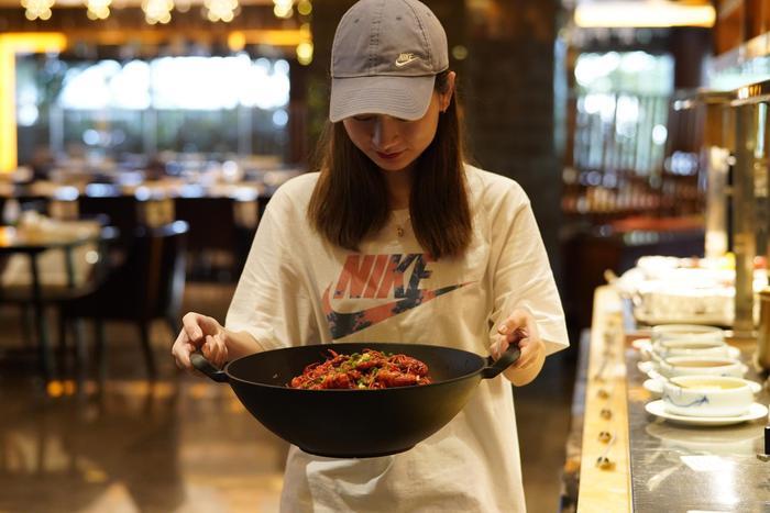 联联探店丨拥有32年辉煌的岷山饭店，如何在激烈角逐中屹立不倒？