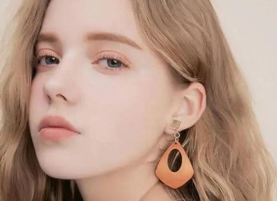 ​工作专注的女人