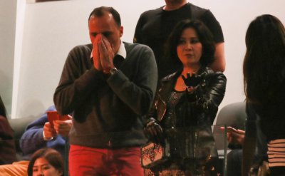 ​麦当娜演唱会陈奕迅被当歌迷邀上台，两人亲密互动，拿香蕉开玩笑