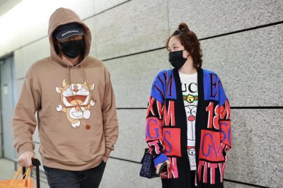 ​刘翔当爸爸了？小两口情侣装罕见秀恩爱，妻子小腹隆起疑怀有身孕