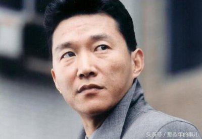 ​51岁《插翅难逃》张世豪生活近照，坏人不输孙红雷，娇妻是外国人