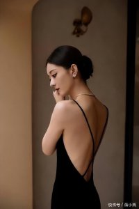 ​赵丽颖好大胆，夏日身穿黑色性感吊带大露背礼服亮相，真是绝美！