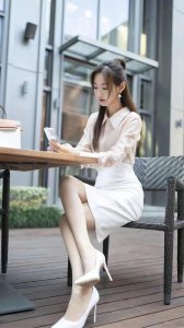 ​美女穿搭图集：“上班就职”着装，成熟中带点小性感