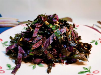 ​紫苏叶子怎么吃，教你做凉拌紫苏叶，简单3步，一学就会营养美味