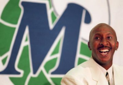 ​历史上的今天：独行侠选中队史助攻得分王德里克-哈珀