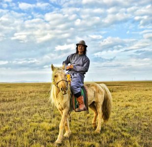 ​著名画家阿鲁斯先生担任香港旅游卫视书画院副院长