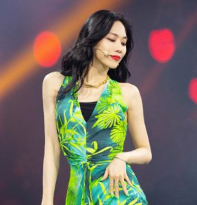 ​孙坚受邀成团夜，单独为王霏霏加油暴露真实关系，旧历史藏不住了