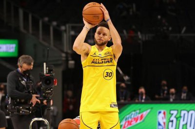 ​库里生涯第二次拿三分大赛冠军，NBA历史第七人