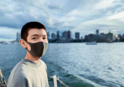 ​素颜滤镜下的王源，眉毛宽大小眼嘴巴略歪，好像年幼版的冯小刚