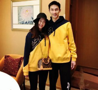 ​女排前国手米扬晒出婚纱照，与丈夫合影很甜蜜，丈夫颜值很高