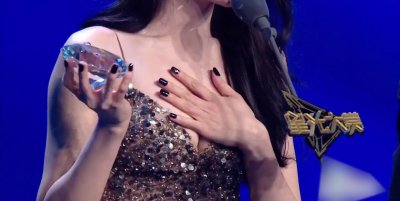 ​女星身材太好也成烦恼，柳岩尴尬，周冬雨用手挡住