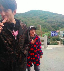 ​偶遇林更新吃烤肠 三招让你煎出完美香肠