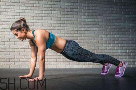 卧推和俯卧撑哪个好？卧推和俯卧撑练胸区别