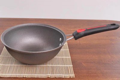 ​家里炒菜用什么锅最好？越贵越好吗？铁锅，不粘锅还是麦饭石锅？