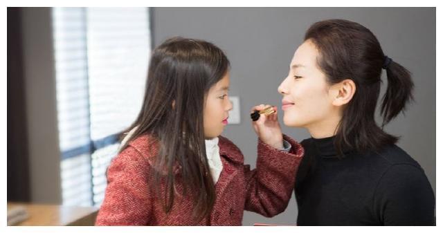 青出于蓝胜于蓝,刘涛女儿照片曝光,模样清秀跟母亲很是相像