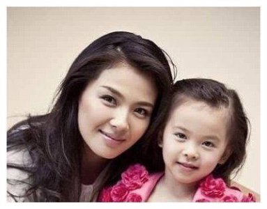 ​青出于蓝胜于蓝，刘涛女儿照片曝光，模样清秀跟母亲很是相像