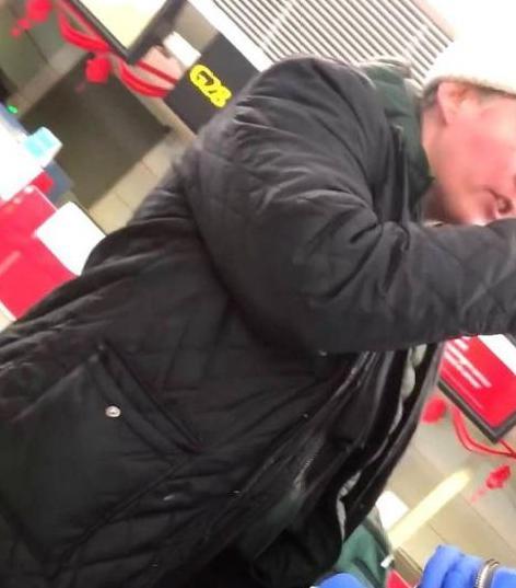 孙坚这一行为真的爷们 遇外国游客辱华霸气处理,网友表示路转粉