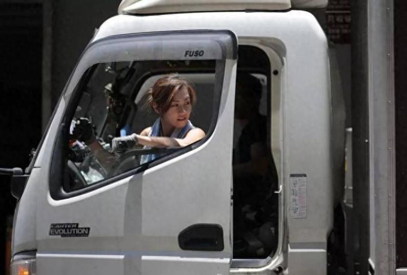 美女搬运工走红 一次能拉货400斤 被称香港最性感女搬运工