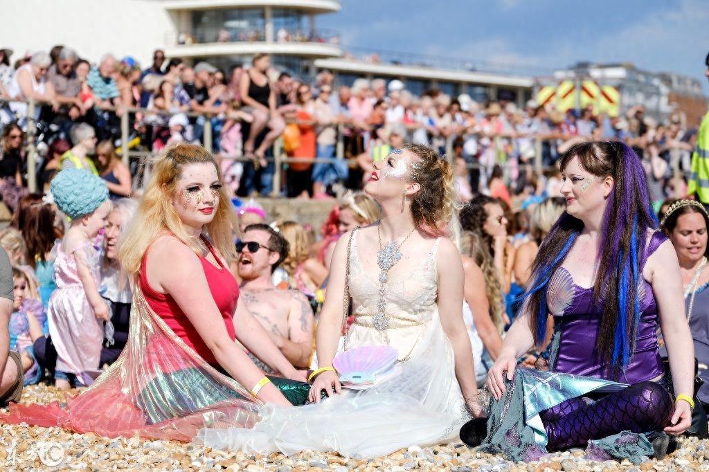 超过300个美人鱼齐聚海滩，网友：这是我见过颜值最随意的美人鱼