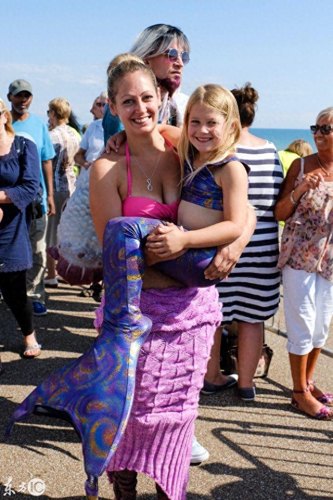 超过300个美人鱼齐聚海滩，网友：这是我见过颜值最随意的美人鱼