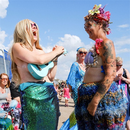 超过300个美人鱼齐聚海滩，网友：这是我见过颜值最随意的美人鱼