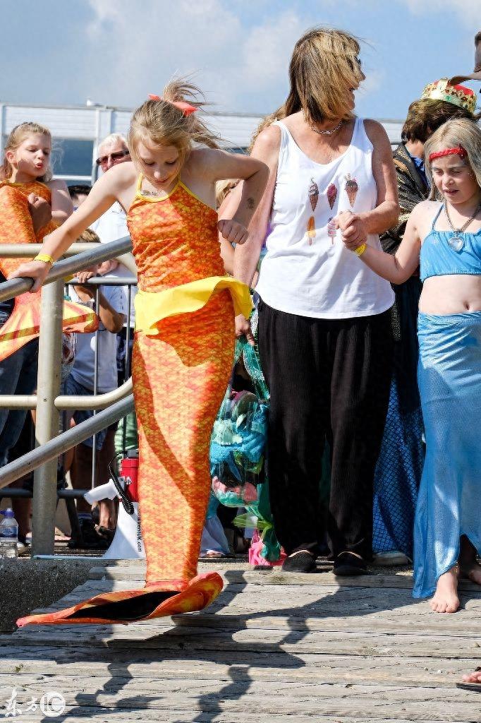 超过300个美人鱼齐聚海滩，网友：这是我见过颜值最随意的美人鱼