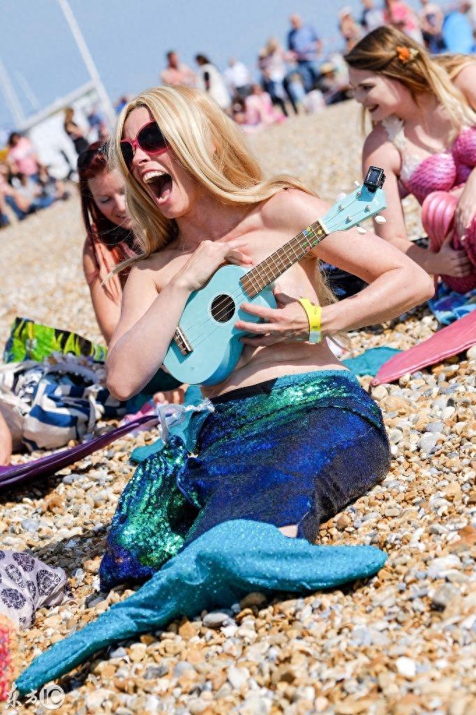 超过300个美人鱼齐聚海滩，网友：这是我见过颜值最随意的美人鱼