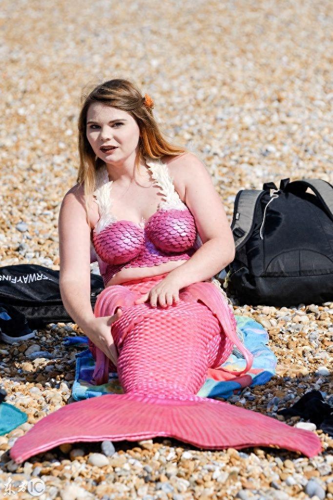 超过300个美人鱼齐聚海滩，网友：这是我见过颜值最随意的美人鱼