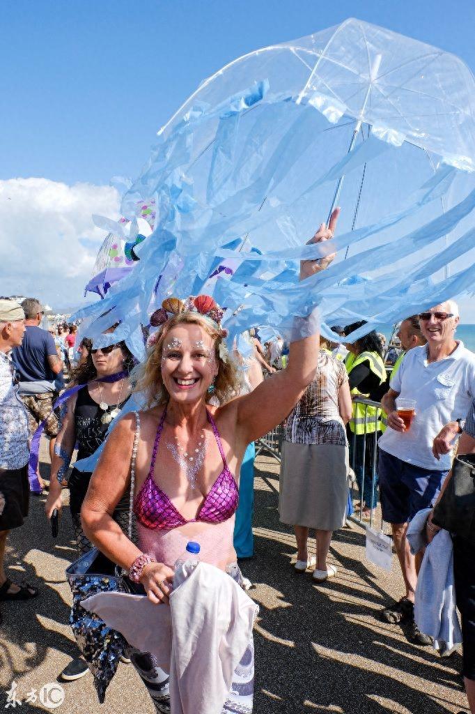 超过300个美人鱼齐聚海滩，网友：这是我见过颜值最随意的美人鱼