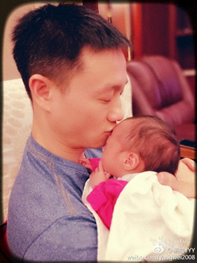 恭喜!杨威双胞胎女儿满月!正面照首度曝光,取名欢欢和乐乐