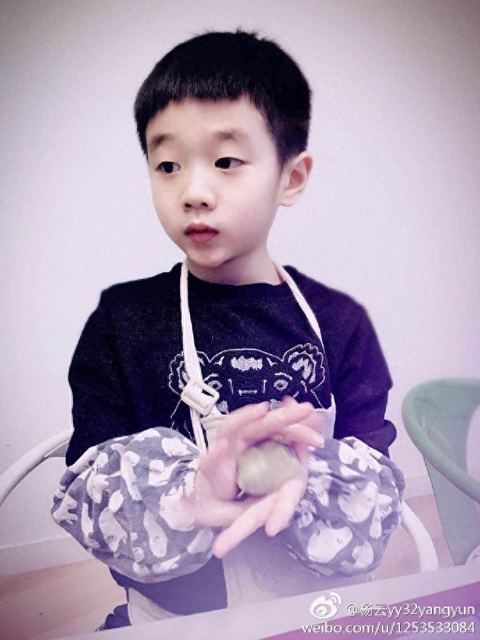 恭喜!杨威双胞胎女儿满月!正面照首度曝光,取名欢欢和乐乐