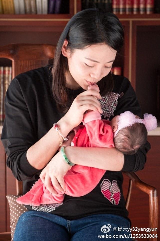 恭喜!杨威双胞胎女儿满月!正面照首度曝光,取名欢欢和乐乐