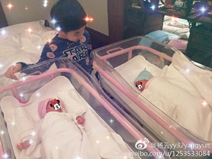 恭喜!杨威双胞胎女儿满月!正面照首度曝光,取名欢欢和乐乐