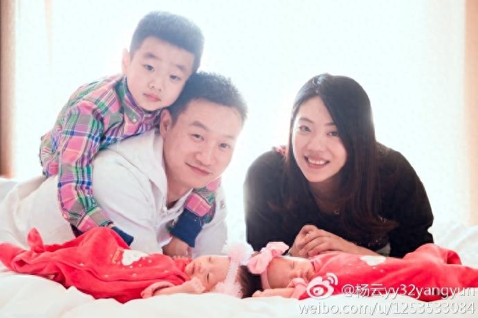 恭喜!杨威双胞胎女儿满月!正面照首度曝光,取名欢欢和乐乐