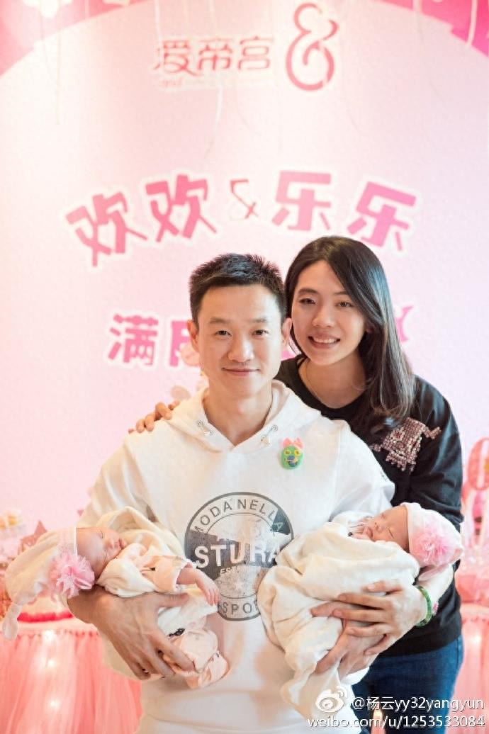 恭喜!杨威双胞胎女儿满月!正面照首度曝光,取名欢欢和乐乐