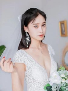 ​搂搂抱抱的时候，男人的这些小动作，女人会爱你入骨