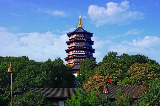 雷峰塔突然坍塌时,里面真的挖出了装有蜈蚣的盒子?