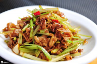 ​炒牛肉最嫩的小窍门，一点要记住这一步！