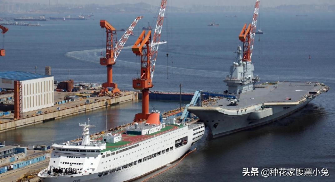 国产002航母下水2周年最新进展，桅杆挂信号旗，干坞注水或将刷号