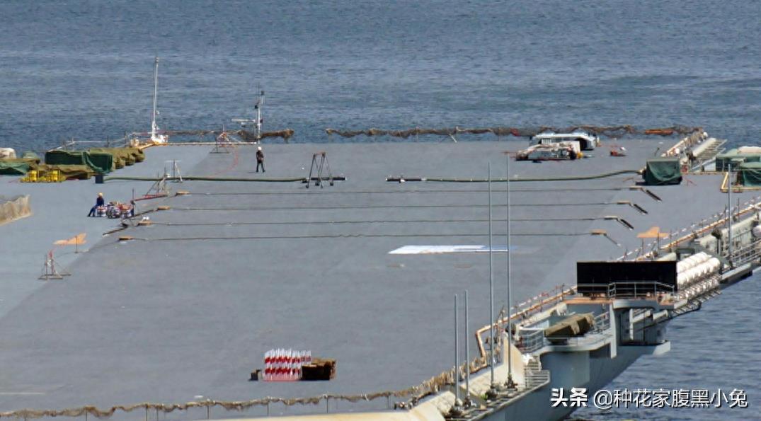 国产002航母下水2周年最新进展，桅杆挂信号旗，干坞注水或将刷号