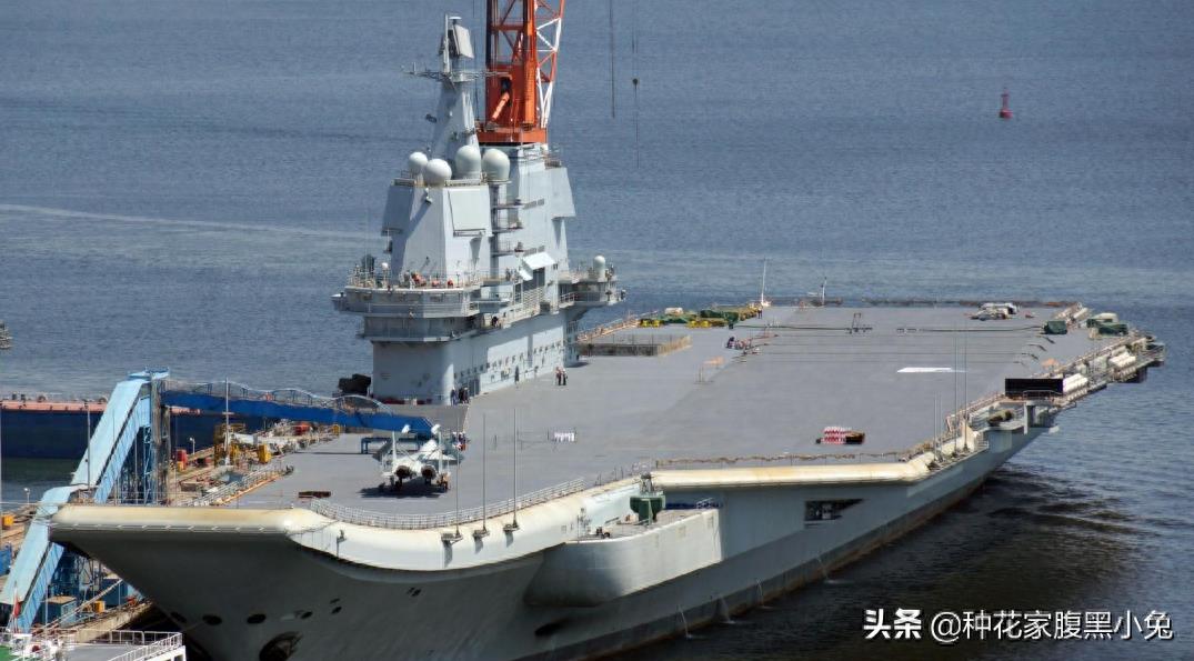 国产002航母下水2周年最新进展，桅杆挂信号旗，干坞注水或将刷号