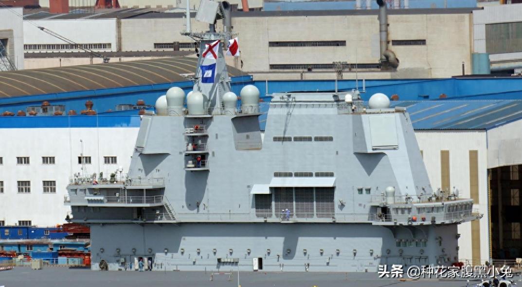 国产002航母下水2周年最新进展，桅杆挂信号旗，干坞注水或将刷号