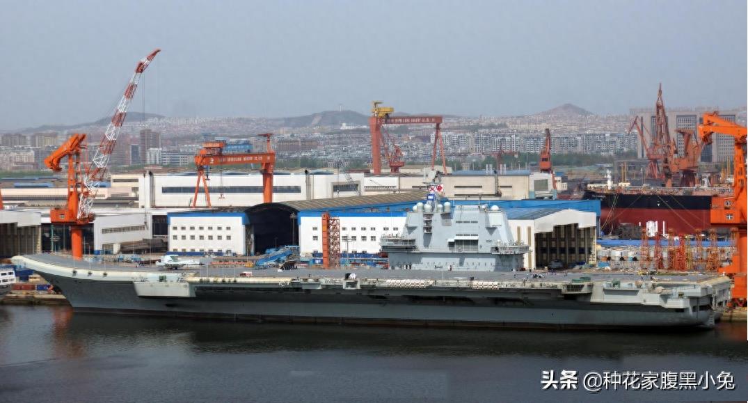 国产002航母下水2周年最新进展，桅杆挂信号旗，干坞注水或将刷号