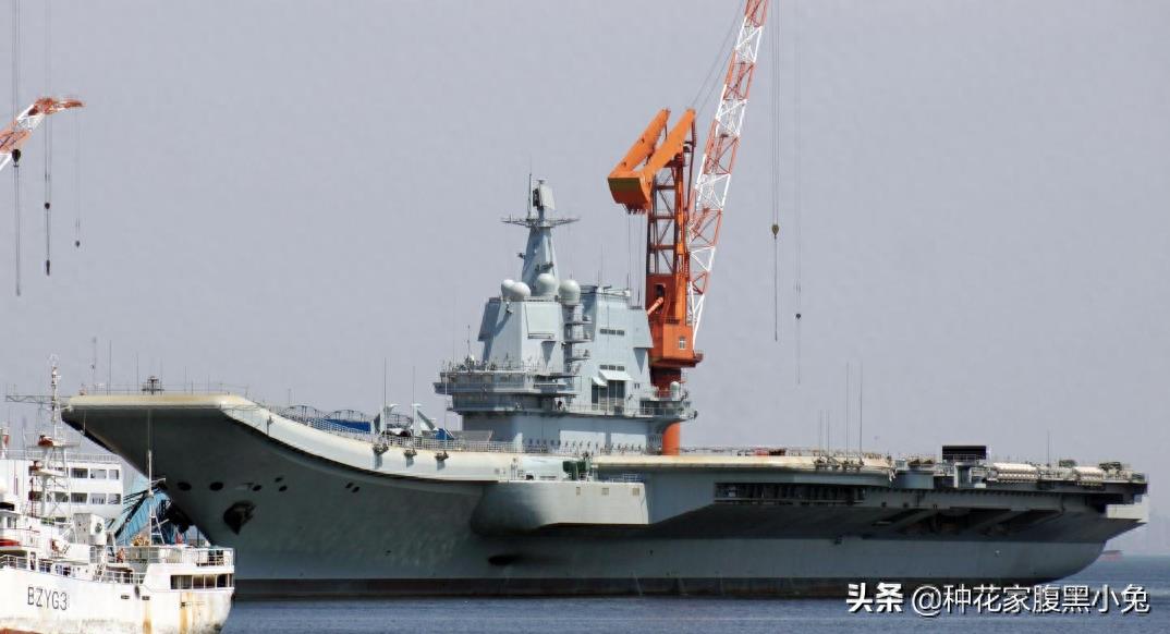 国产002航母下水2周年最新进展，桅杆挂信号旗，干坞注水或将刷号