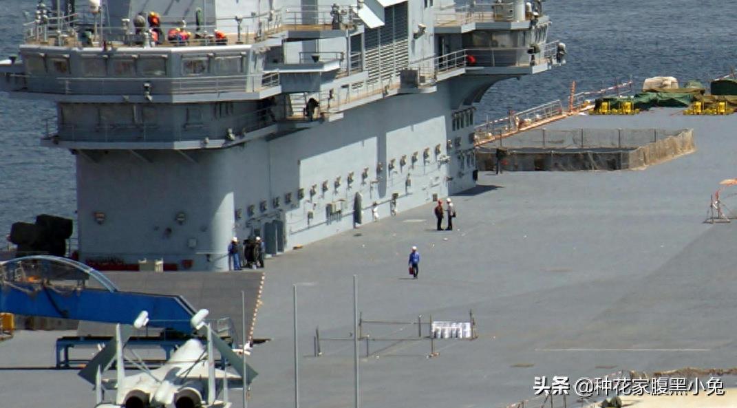 国产002航母下水2周年最新进展，桅杆挂信号旗，干坞注水或将刷号
